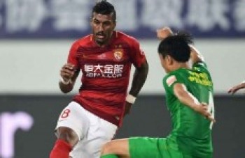 Com futebol chinês parado, Paulinho treina no CT