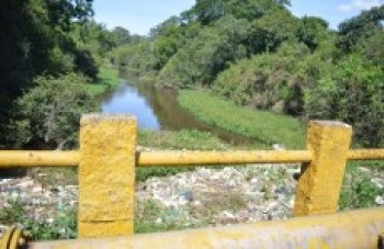 Polícia dá início à investigação de detritos no Tietê