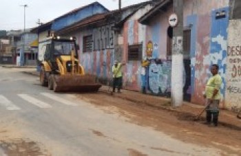 Santa Isabel limpa ruas após forte chuva
