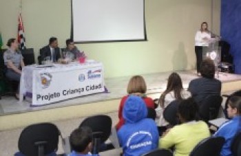 Primeira-dama é nomeada madrinha do projeto 'Criança Cidadã' da PM
