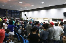 Motoristas de vans fazem protesto na malha central