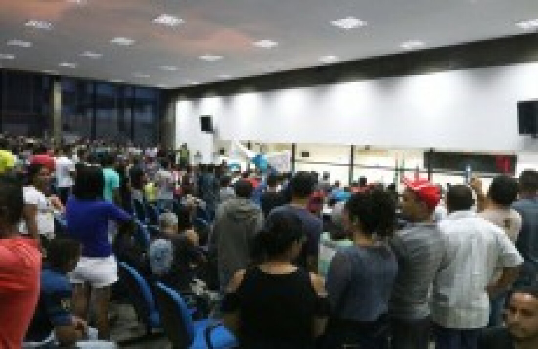 Motoristas de vans fazem protesto na malha central