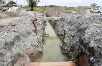 Prefeitura faz limpeza de vala para impedir alagamentos