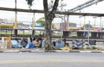 Morador se instala em calçada de avenida