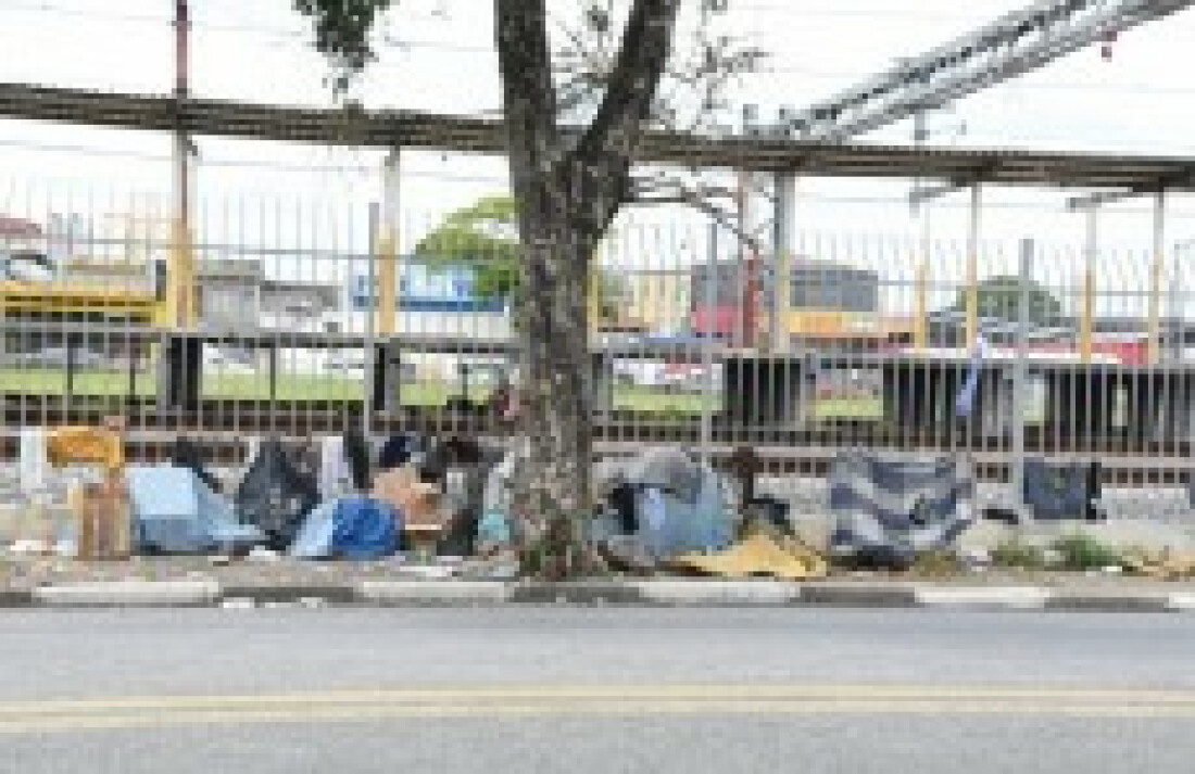 Morador se instala em calçada de avenida