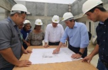 Marcus Melo vistoria obra de creche no Botujuru