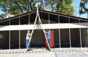 Casa do Papai Noel está sendo montada em praça