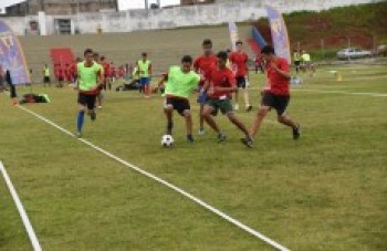 Alunos jogam em estádio de Suzano