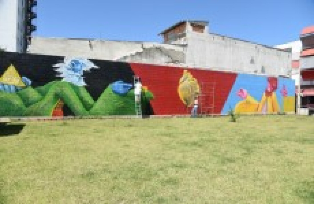 Publicitário leva novas cores para muro da CPTM