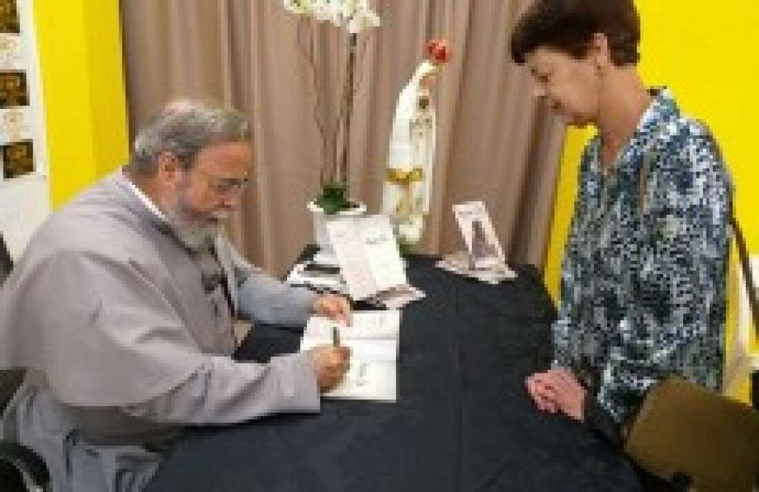 Padre Antônio Maria distribui autógrafos de seu novo livro