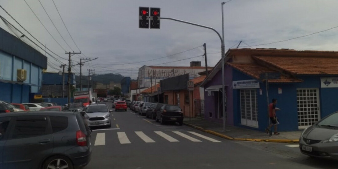 Cruzamento no distrito de Braz Cubas recebe semáforo