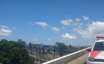 PM evita que moça pule de viaduto