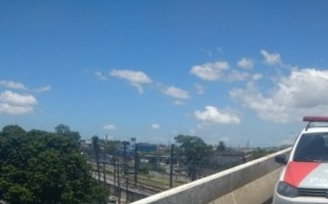 PM evita que moça pule de viaduto