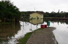 Nível dos lagos aumenta e fecha pista de caminhada