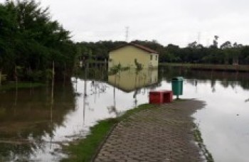 Nível dos lagos aumenta e fecha pista de caminhada