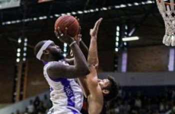 Tyrone Curnell volta e Guerrinha comemora