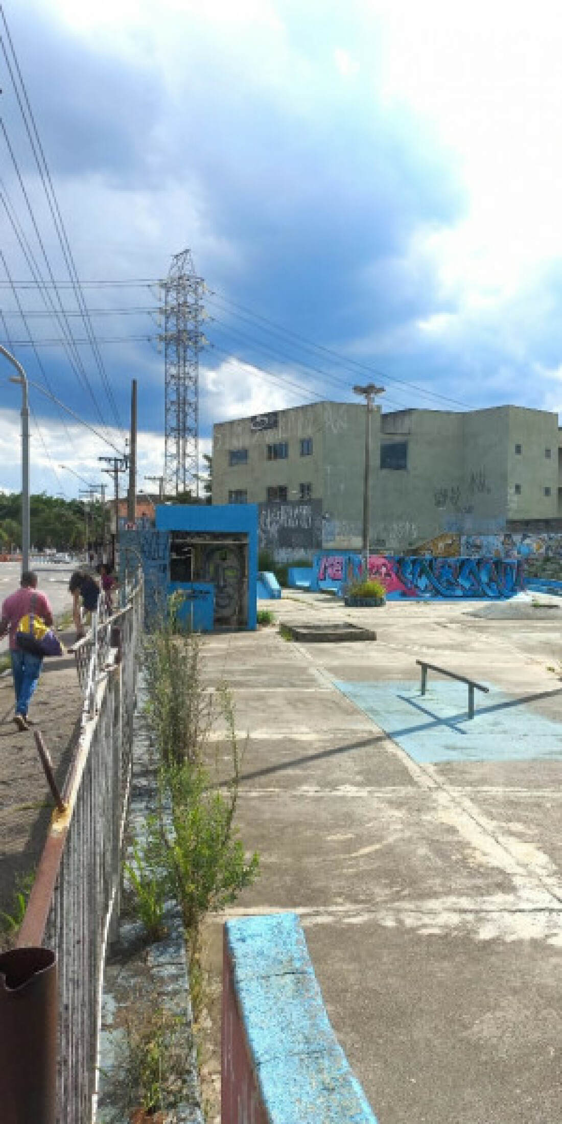 Abandonada, pista de skate é problema no centro de Poá