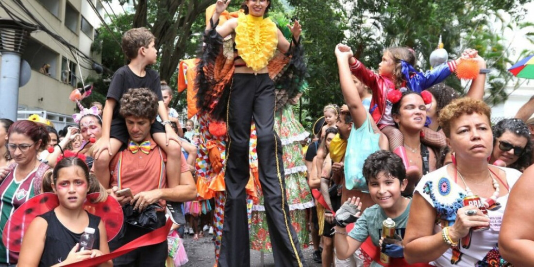 Bloco Gigantes da Lira embala crianças e adultos na Zona Sul do Rio