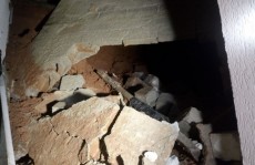 Muro desaba e interdita imóveis: