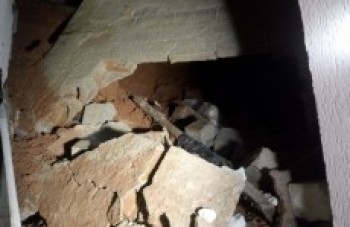 Muro desaba e interdita imóveis: