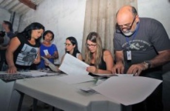 Marcus Melo entrega numeração de imóveis