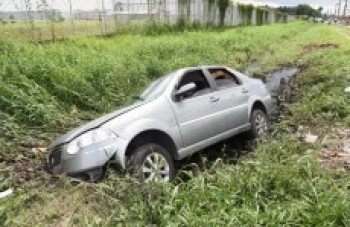 Veículo cai em vala após motorista perder a direção