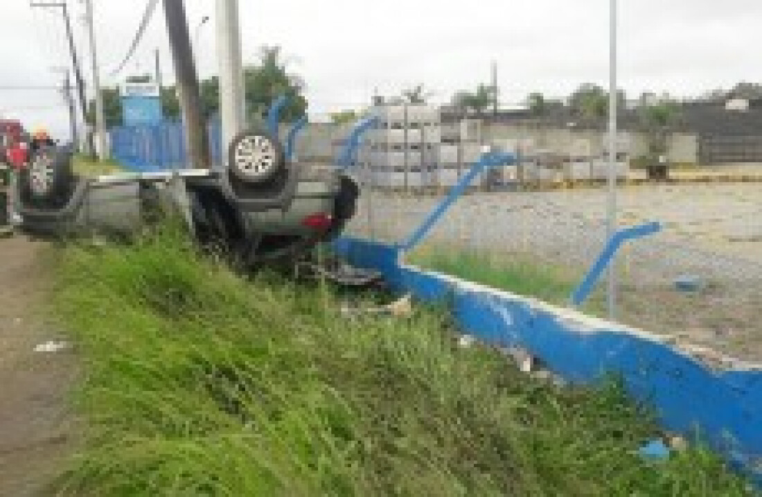 Carro capota na Índio Tibiriçá e dois ficam feridos