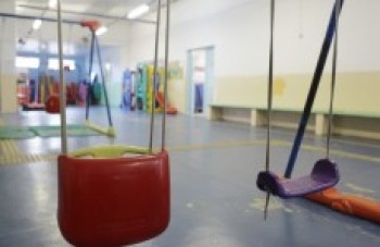 Escola atingida por queda de muro na quinta reabrirá hoje