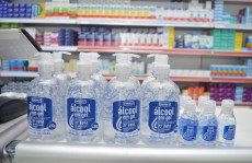 Suspeita do coronavírus movimenta farmácias