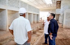 Prefeito de Suzano vistoria obras da Central de Triagem e da UBS do Monte Cristo