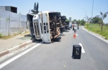 Caminhão tomba na Marginal do Una