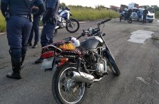 GCM flagra motocicleta com placa adulterada