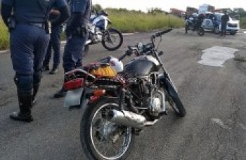 GCM flagra motocicleta com placa adulterada