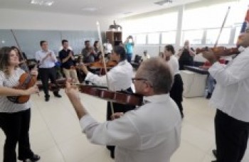 Deficientes visuais compõem grupo de cordas dE Orquestra: