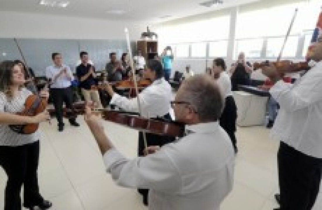 Deficientes visuais compõem grupo de cordas dE Orquestra: