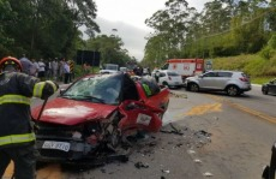 Seis pessoas ficam feridas em acidente na Mogi-Bertioga