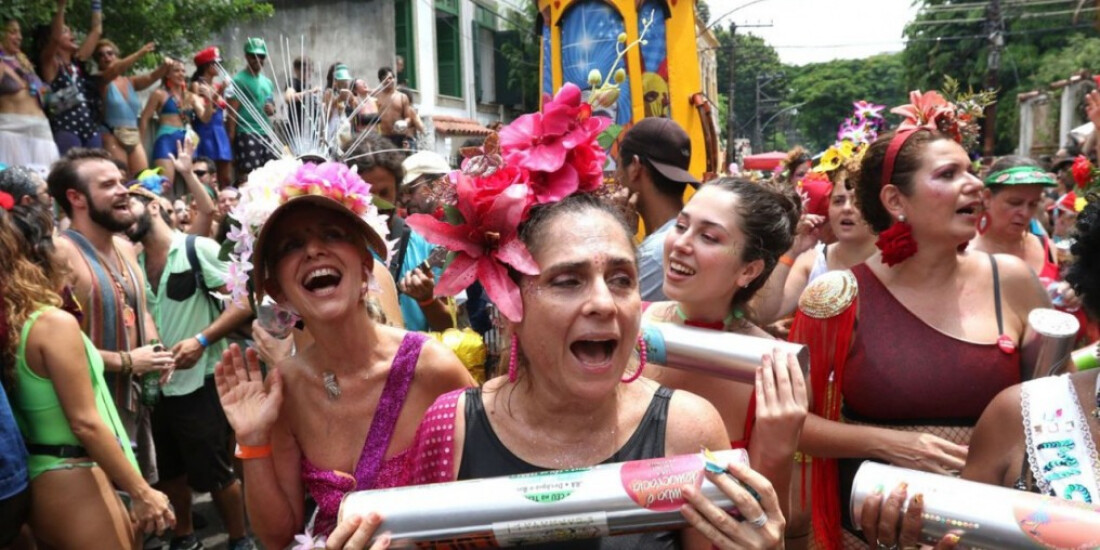Foliões celebram volta do carnaval do Rio com o bloco Céu na Terra