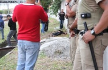 Grupo tenta incendiar ônibus após mortes