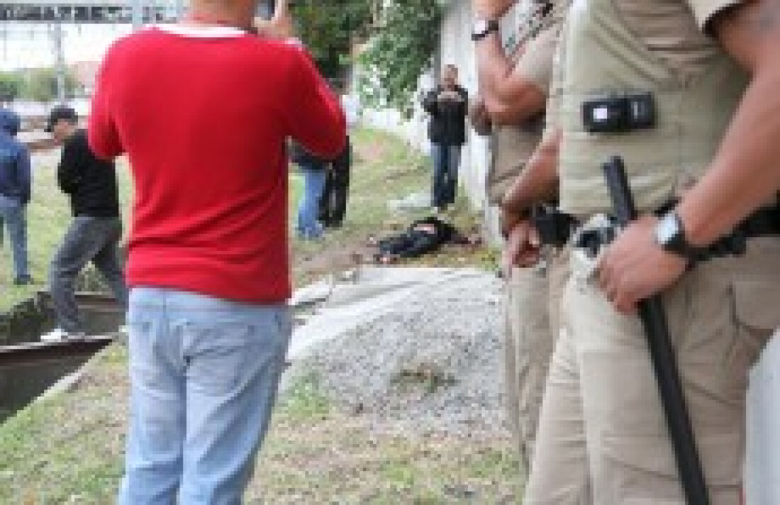 Grupo tenta incendiar ônibus após mortes