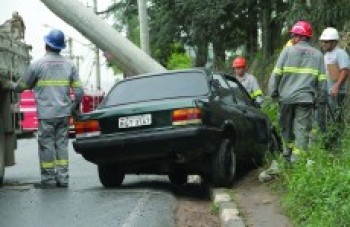 Automóvel bate em poste e interdita via