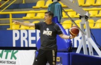 Sem Gruber, Guerrinha diz que time precisa se superar