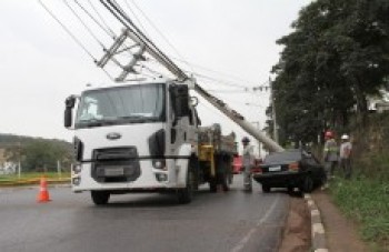 Carro bate em poste e interdita via