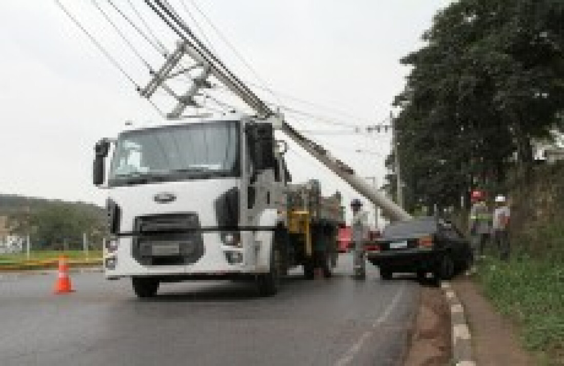 Carro bate em poste e interdita via