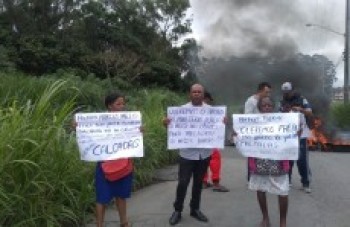 Moradores fecham avenida Celeste para cobrar mais segurança