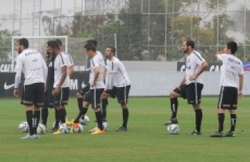 Corinthians e Santos duelam hoje por um lugar nas quartas de final