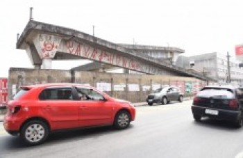 Comerciantes comemoram a construção de nova passarela