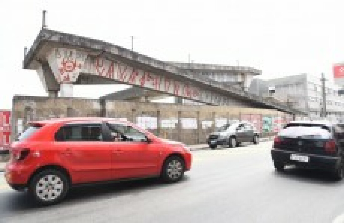 Comerciantes comemoram a construção de nova passarela