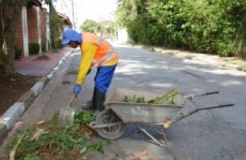 Mutirão de limpeza ocorre no bairro Jardim Medina