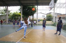 Alunos da Vila Natal recebem ação Mogi Basquete na Escola