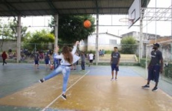 Alunos da Vila Natal recebem ação Mogi Basquete na Escola